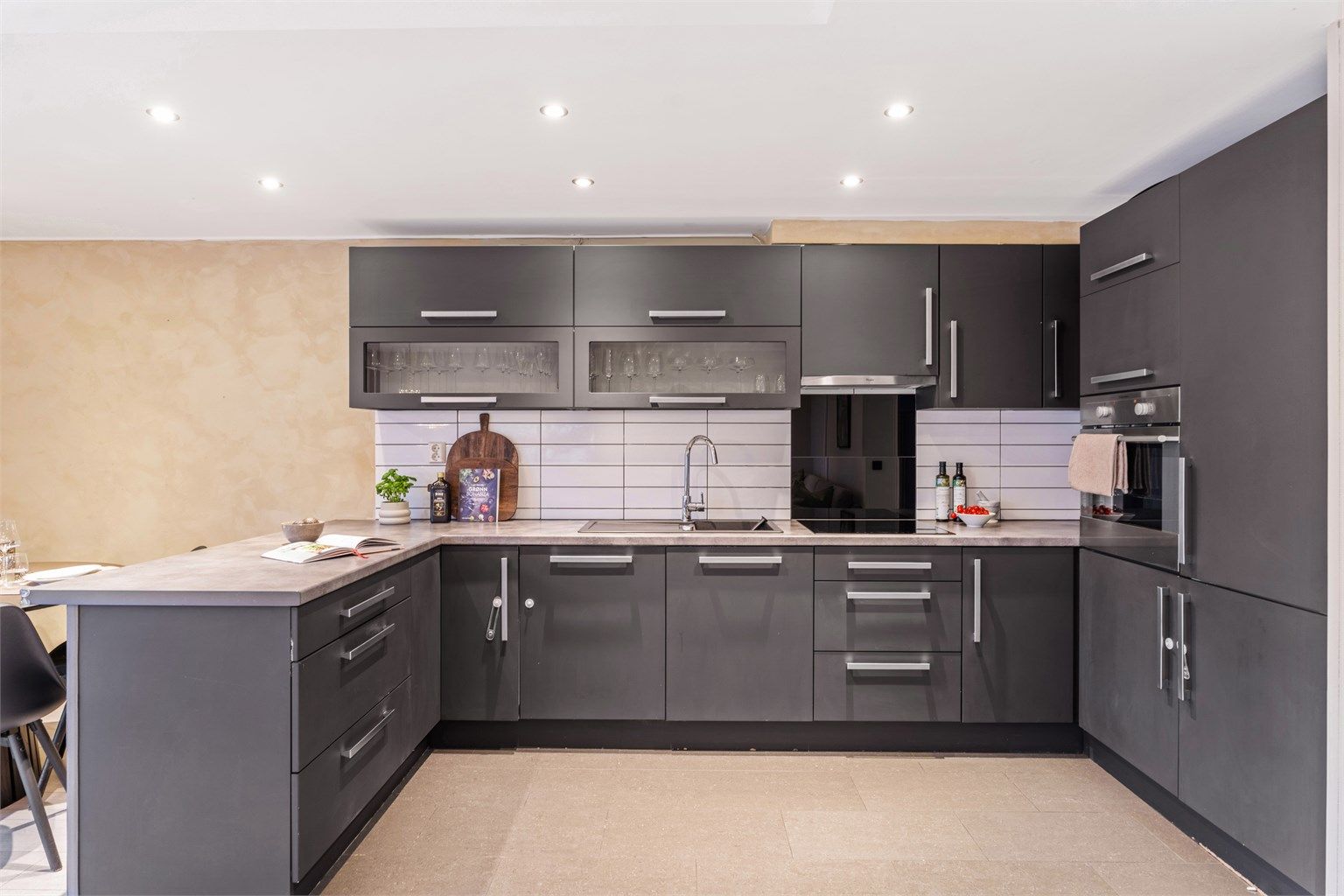 Kjøkkenet har en funksjonell innredning med glatte fronter, og integrerte hvitevarer medfølger. Foto: Nordbø Foto (Martin Nordbø)