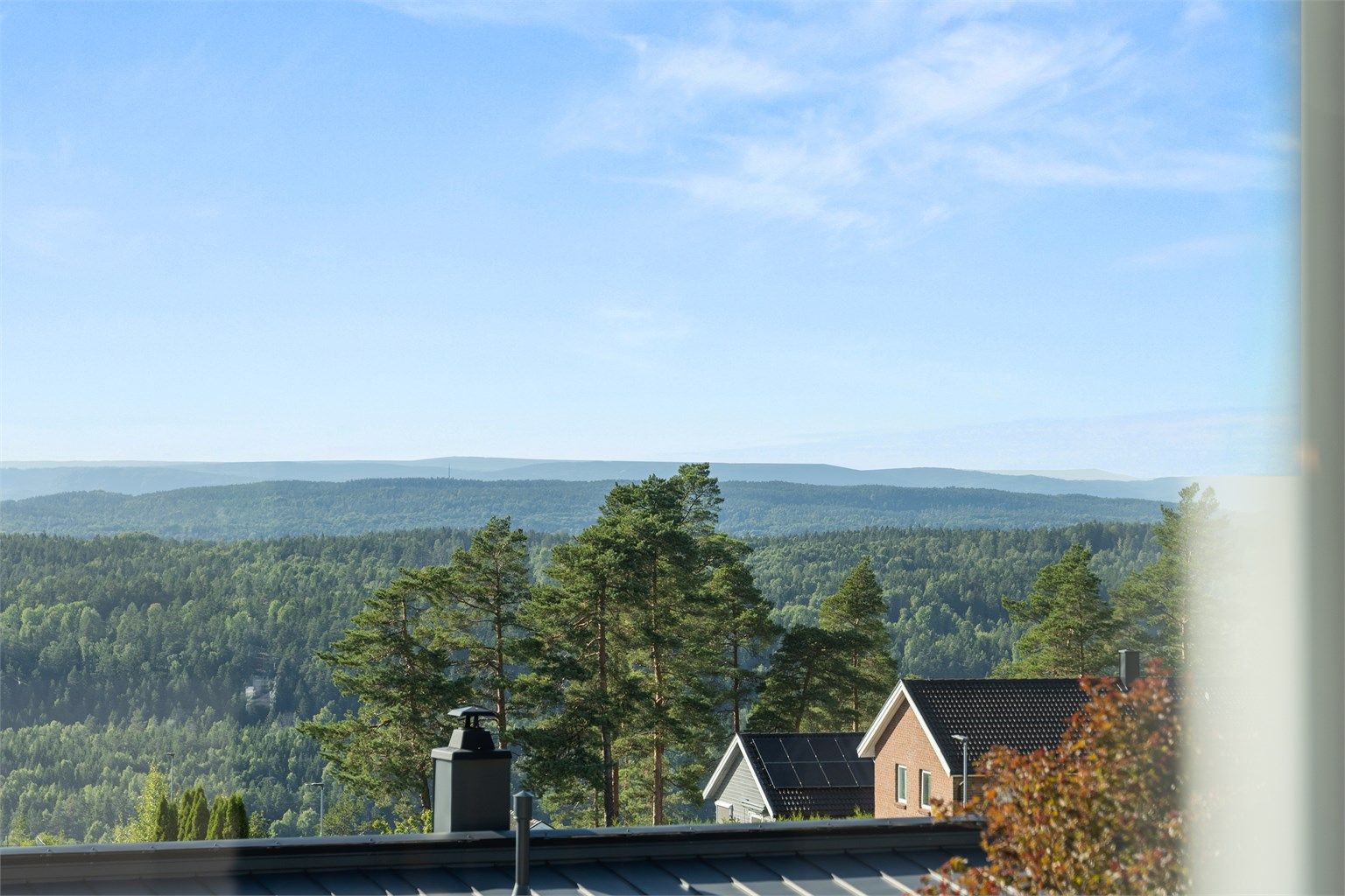 Boligen har utsikt mot blant annet Norefjell, slalåmbakke ved Asker, Fornebu, Nesoddtangen, Oslofjorden, Holmenkollåsen, m.m. 