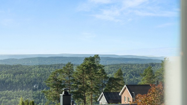 Boligen har utsikt mot blant annet Norefjell, slalåmbakke ved Asker, Fornebu, Nesoddtangen, Oslofjorden, Holmenkollåsen, m.m.