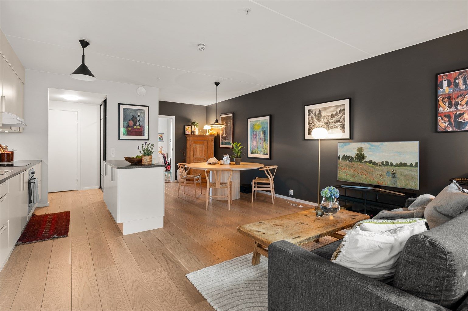 Leiligheten har en gjennomgående planløsning med to balkonger!