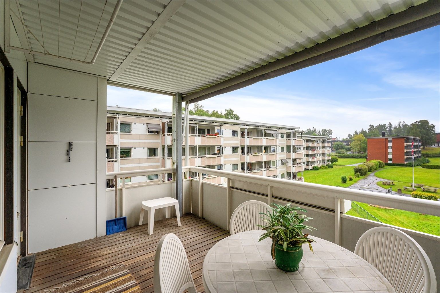Fra stuen er det utgang til en balkong på 9 m² med utsikt over fellesarealene.
Foto: Zovenfra AS