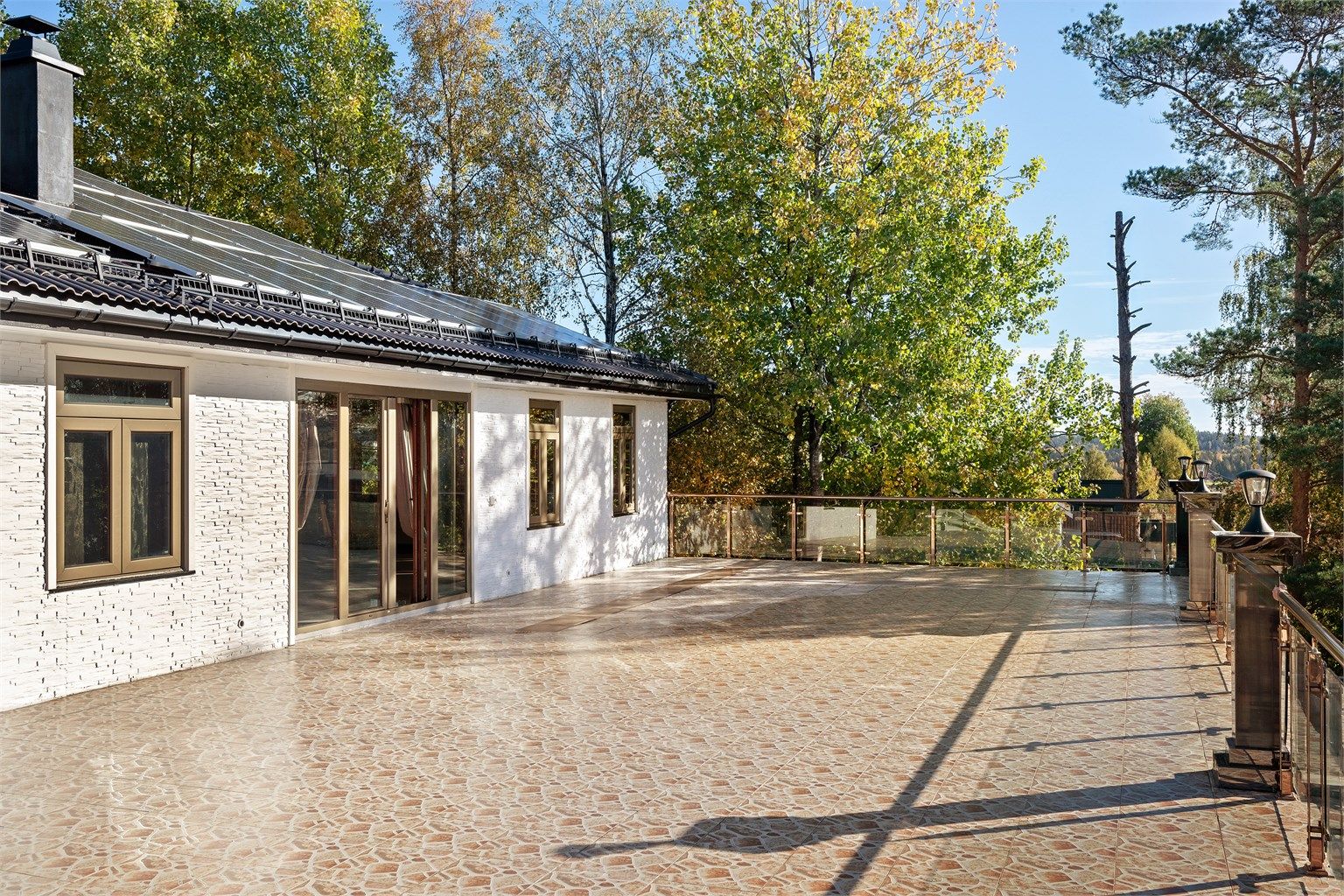 Stor takterrasse på 184 m² med gode solforhold.