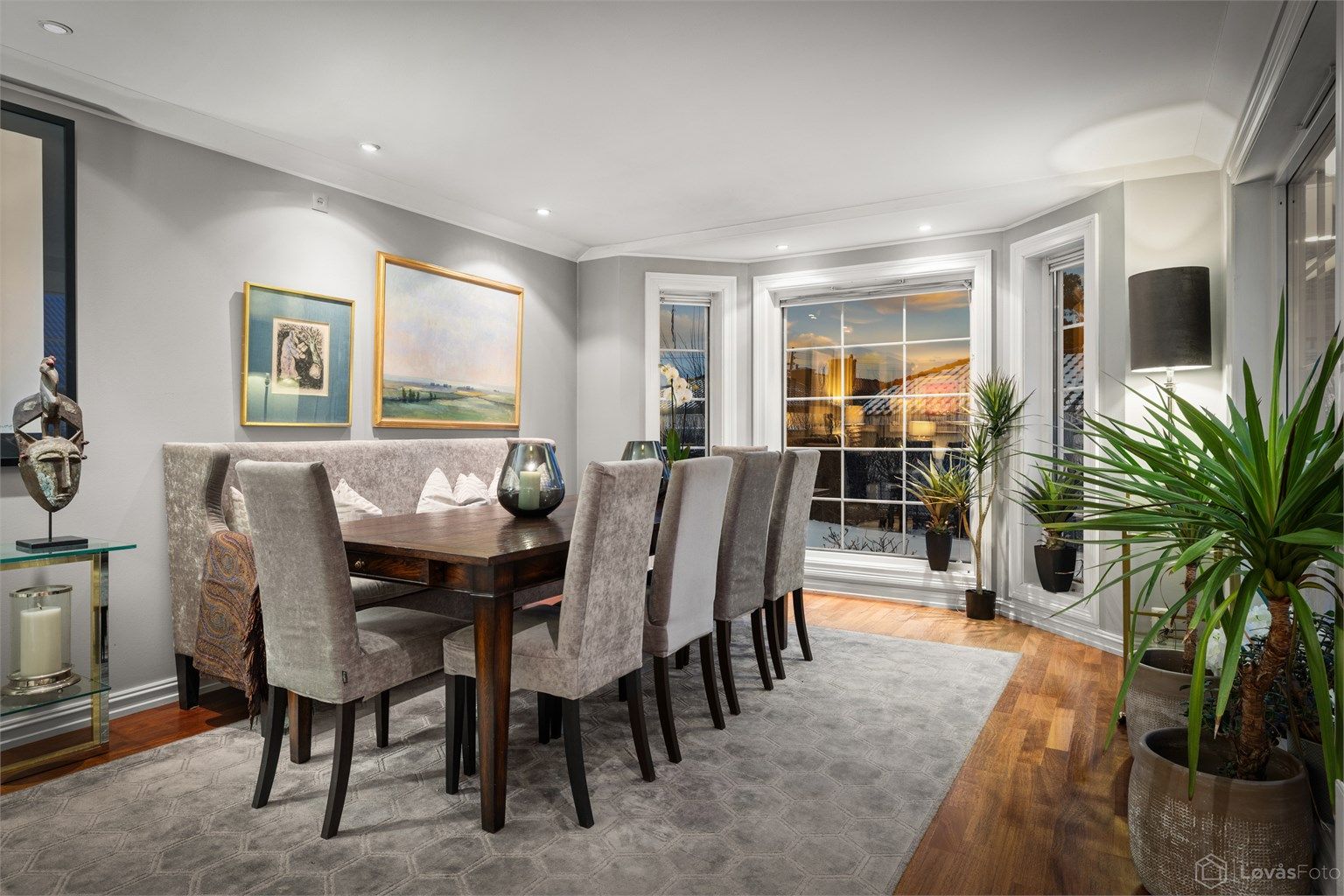 Den romslige hovedetasjen er skreddersydd for både hverdagsliv og sosiale sammenkomster. Store vindusflater slipper inn rikelig med naturlig lys, samtidig som de byr på flott utsikt mot hagen og noe fjordgløtt