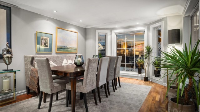 Den romslige hovedetasjen er skreddersydd for både hverdagsliv og sosiale sammenkomster. Store vindusflater slipper inn rikelig med naturlig lys, samtidig som de byr på flott utsikt mot hagen og noe fjordgløtt