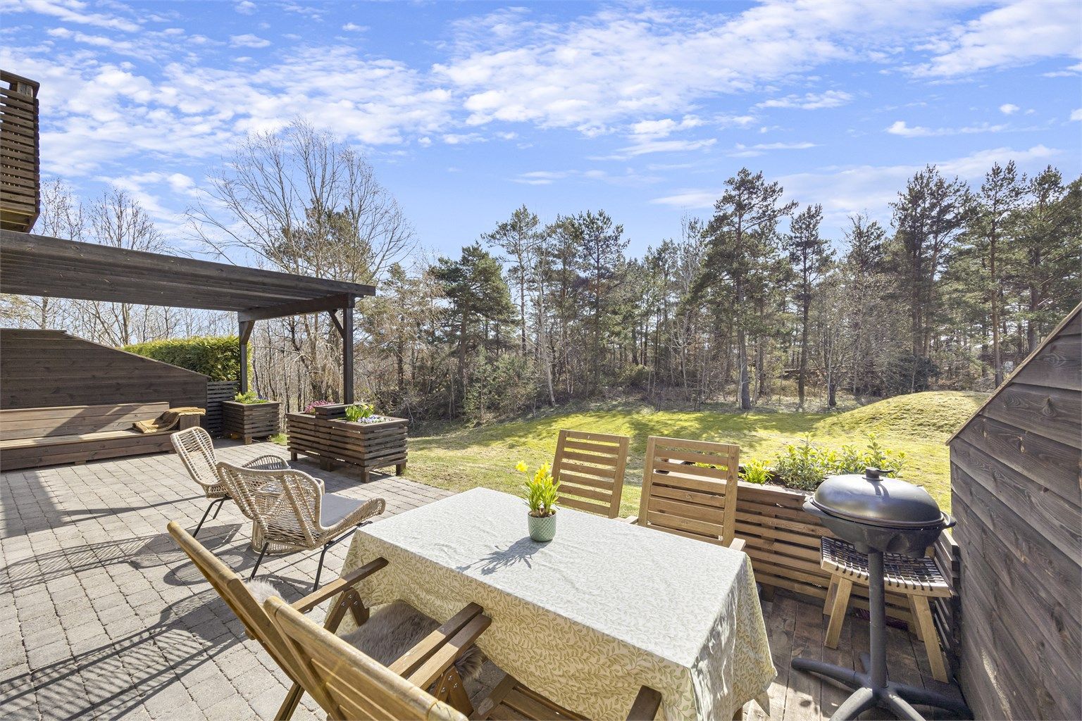 Plattingen er delvis belagt med belegningsstein og delvis trekonstruksjoner.