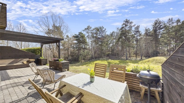 Plattingen er delvis belagt med belegningsstein og delvis trekonstruksjoner.