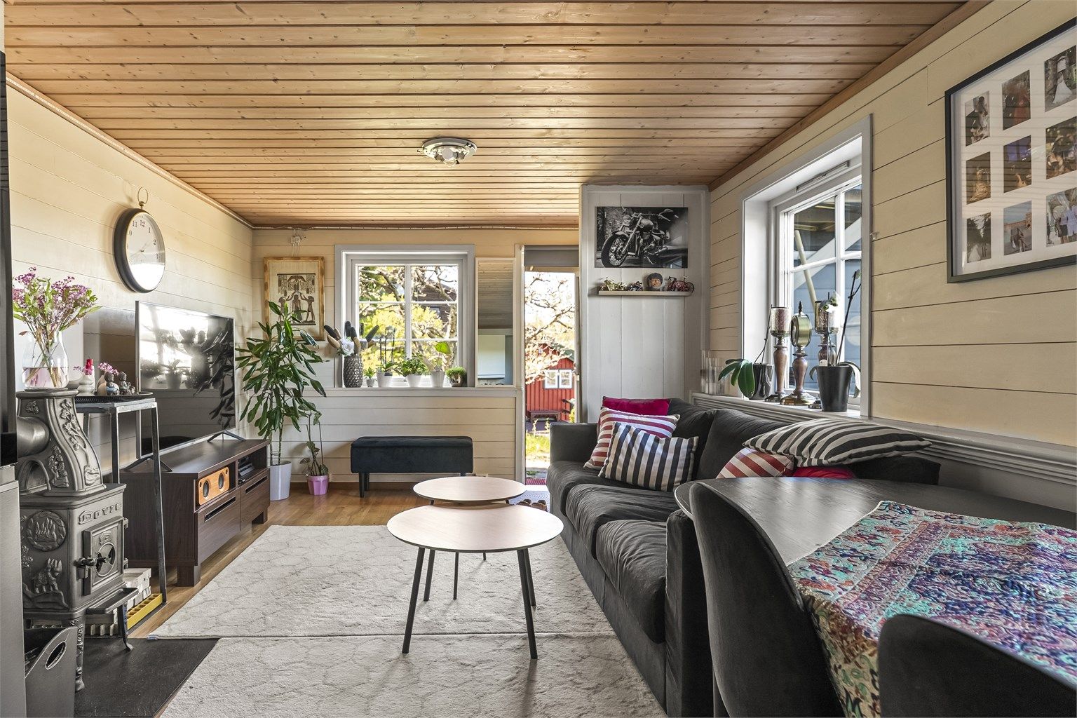 Leiligheten er lys og arealeffektiv, med panel på vegger og i tak.