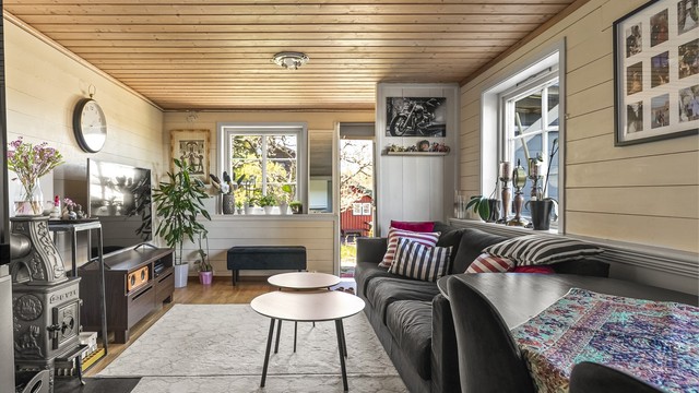 Leiligheten er lys og arealeffektiv, med panel på vegger og i tak.