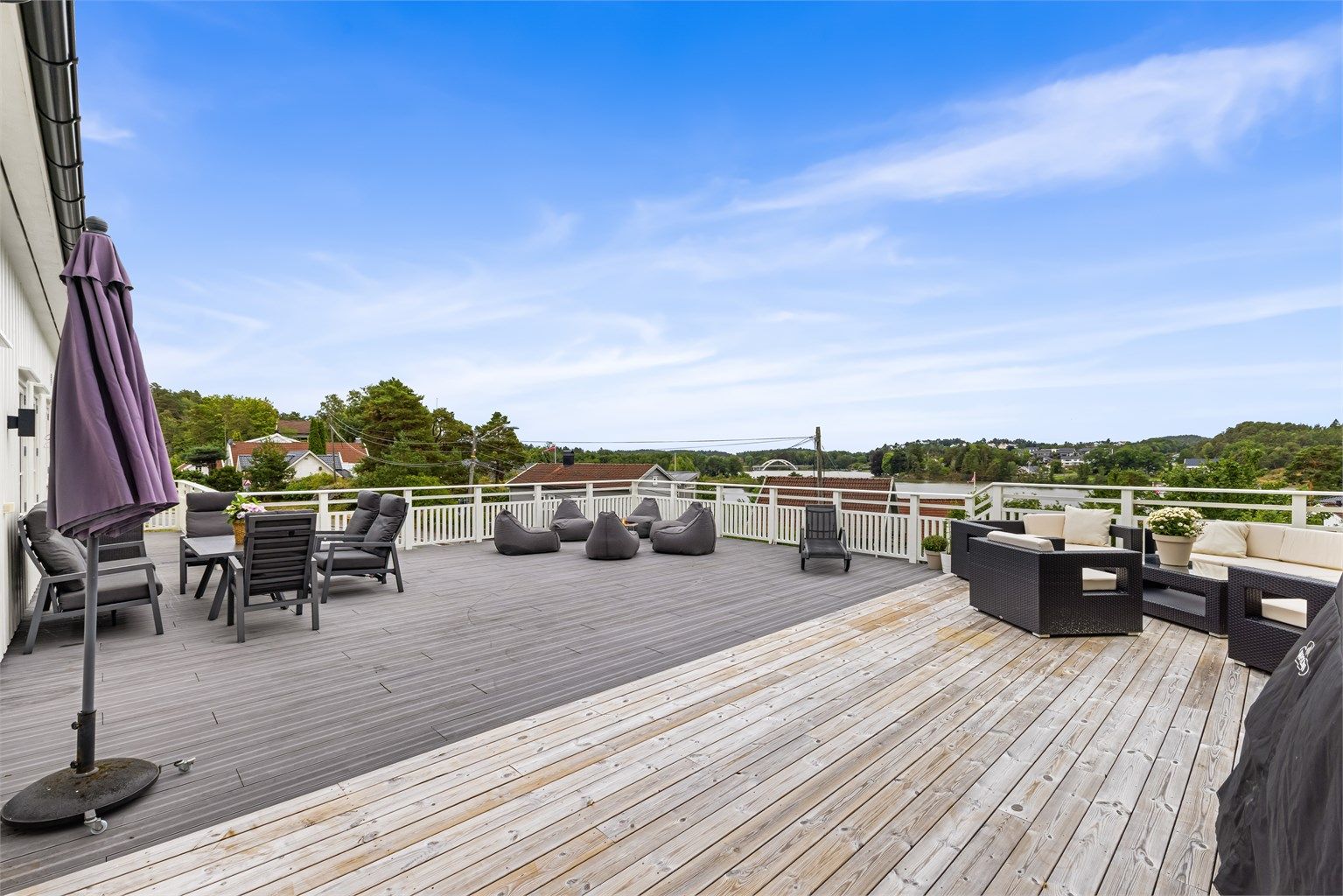 Fra den store verandaen er det fin utsikt mot elva og det livlige båtlivet som preger området om sommeren.