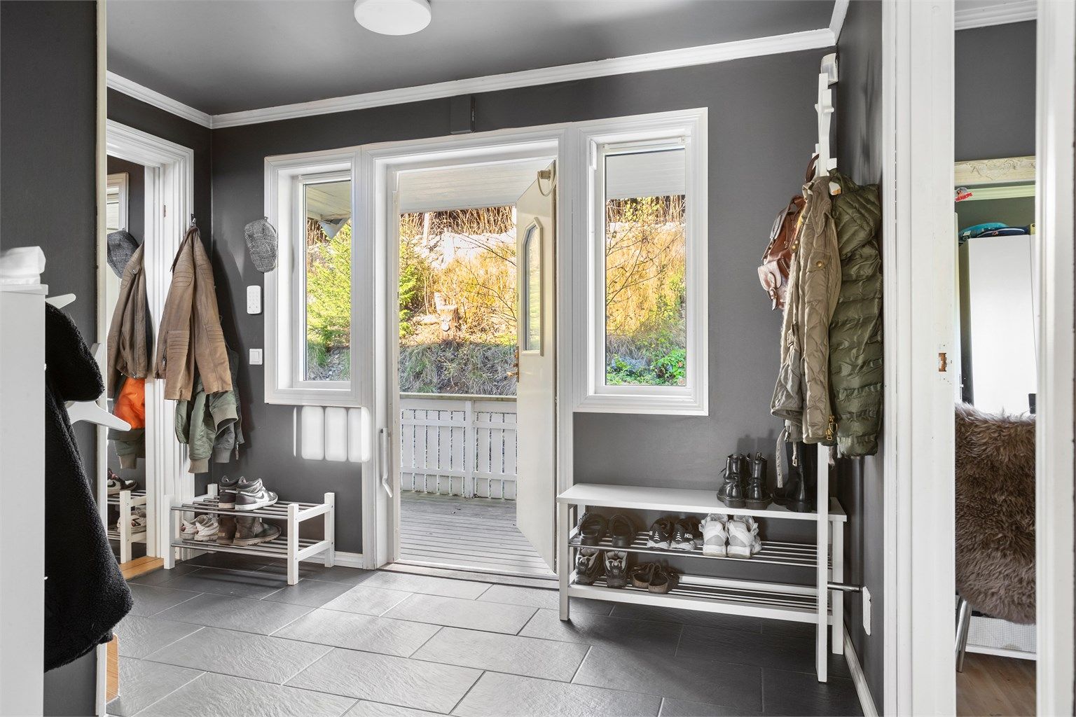 Velkommen inn - romslig entré med god plass til klesoppheng