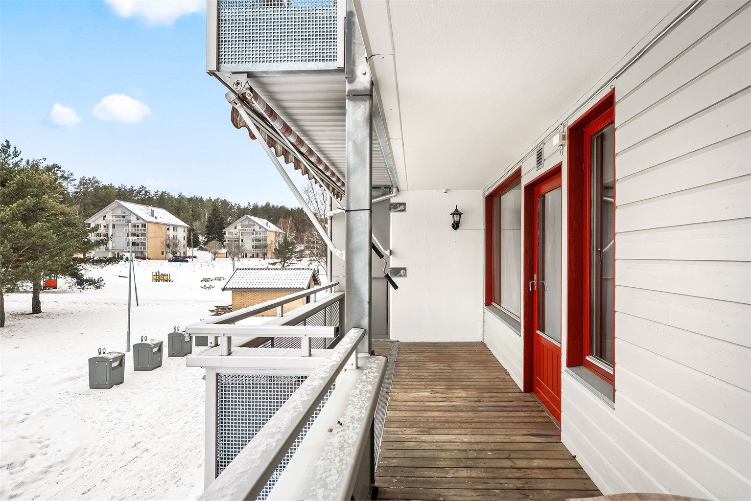 Balkong - adkomst til overbygget balkong på ca. 10 kvm fra stue - markise