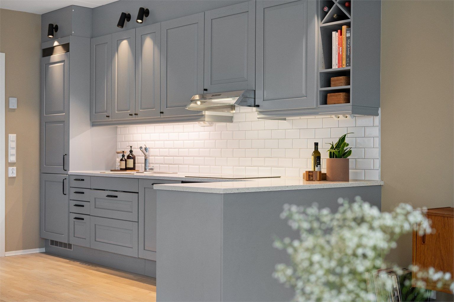 Kjøkkenet består av integrerte hvitevarer, nedfelt oppvaskkum, benkeskapsbelysning, stikkontakter under overskap, komfyrvakt og ventilator i overskap