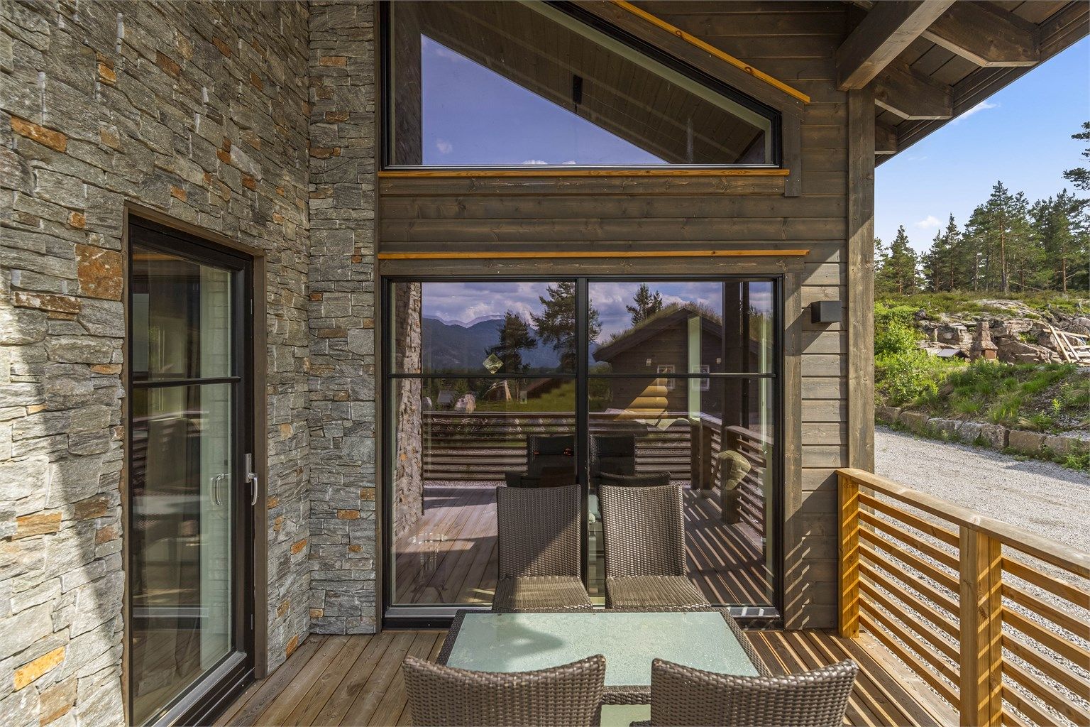 Lekre detaljer med steinsatt del av fasaden