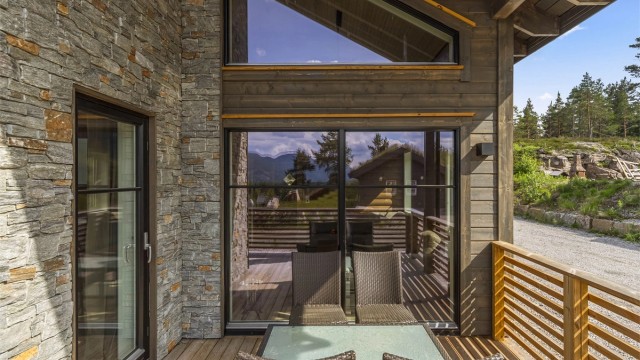 Lekre detaljer med steinsatt del av fasaden