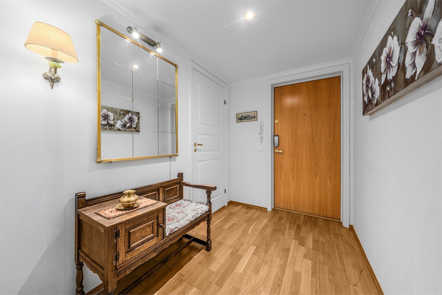 Lys og romslig entré med downlights i himling