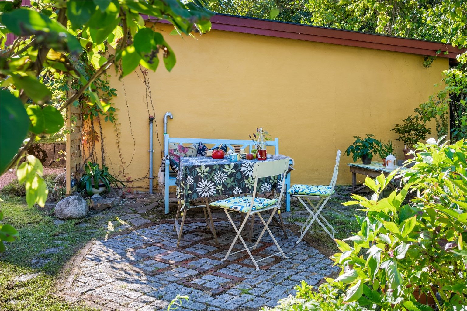 Usjenert og skjermede uteplasser ved inngangspartiet som er belagt med belegningsstein