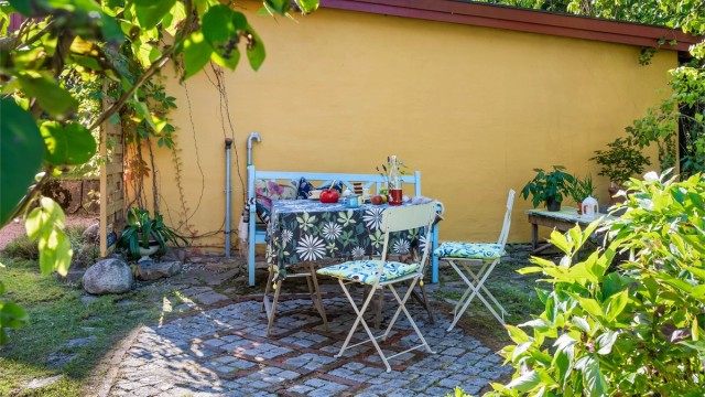 Usjenert og skjermede uteplasser ved inngangspartiet som er belagt med belegningsstein