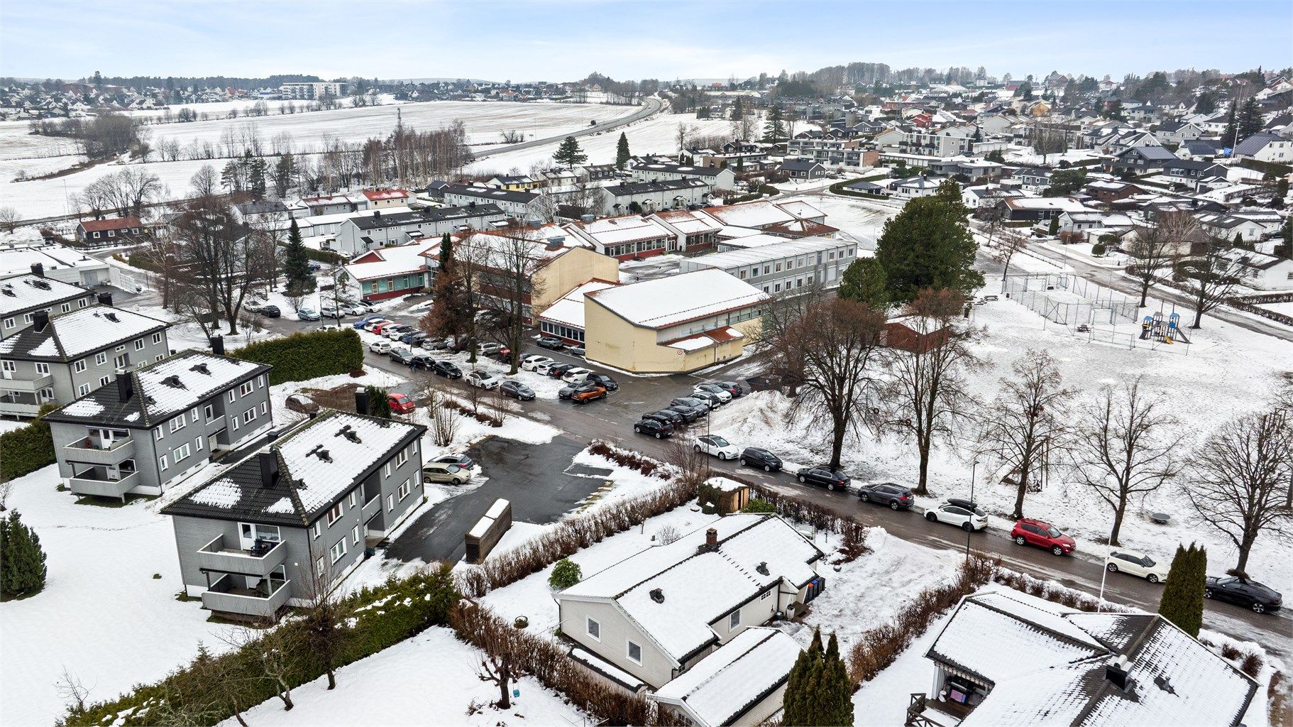 For de minste er det en trygg og kort gangvei til Mosserød barneskole, da boligen ligger rett ved barneskolen. Det er ca. 1,5 kilometer til Breidablikk ungdomsskole. 