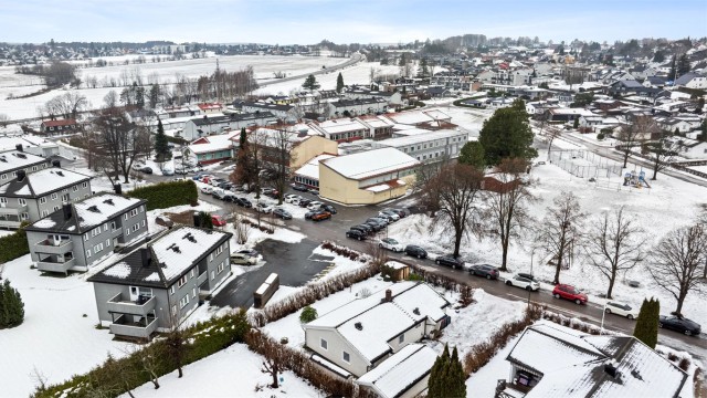 For de minste er det en trygg og kort gangvei til Mosserød barneskole, da boligen ligger rett ved barneskolen. Det er ca. 1,5 kilometer til Breidablikk ungdomsskole.