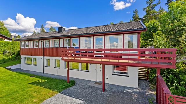 Eneboligen er oppført i 1976 og har en innholdsrik planløsning