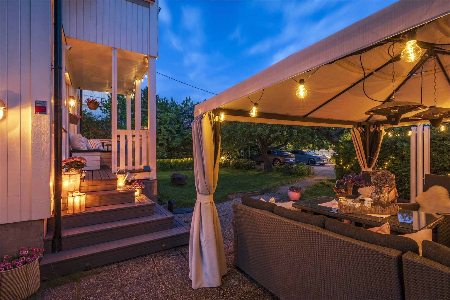 Eiendommen har flere fine utesoner. Her vises delen med pergola hvor det er god plass til både spisebord og sittegruppe