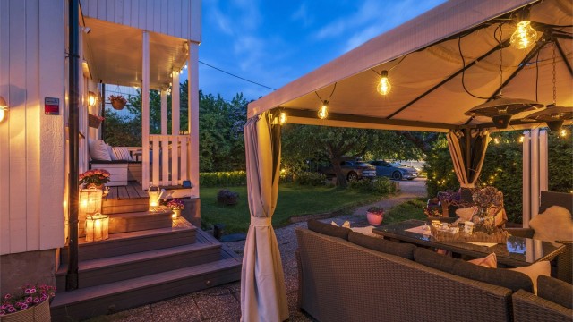 Eiendommen har flere fine utesoner. Her vises delen med pergola hvor det er god plass til både spisebord og sittegruppe