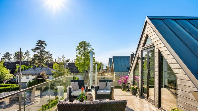 Stor takterrasse med mye sol og flott utsyn samt fjordgløtt.