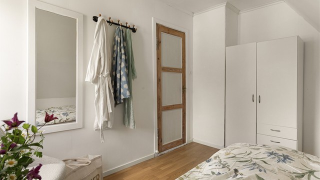 - Praktisk soverom med plass til det du trenger -