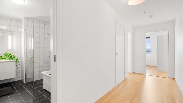 Adskilt fra stue og kjøkken finner man soveromsfløyen med 3 romslige soverom, stort bad og eget vaskerom i tillegg til gang.