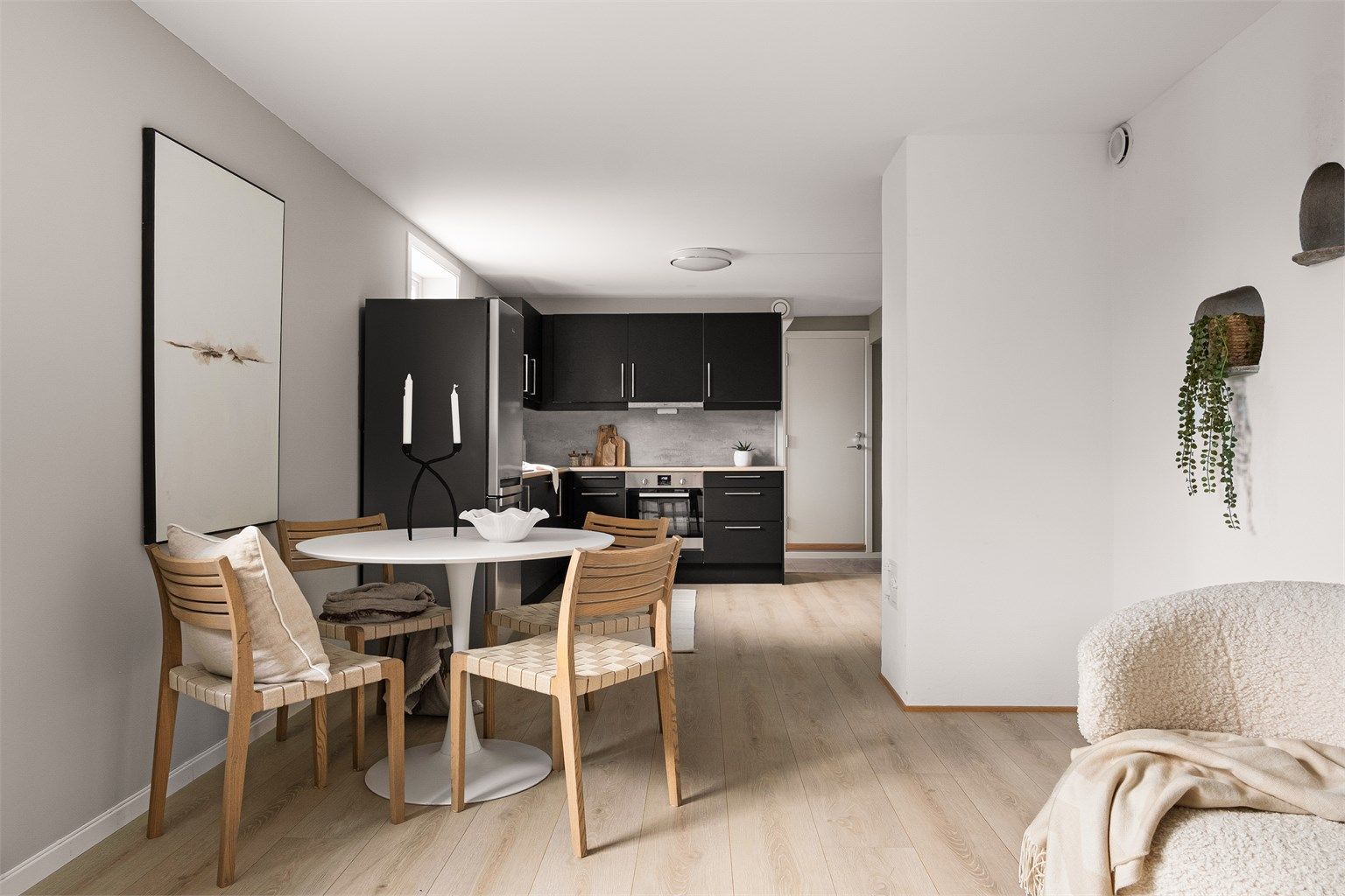 Varmekabler gir lune og behagelige gulv i samtlige av hybelens rom. Gulvene er utført med laminat.