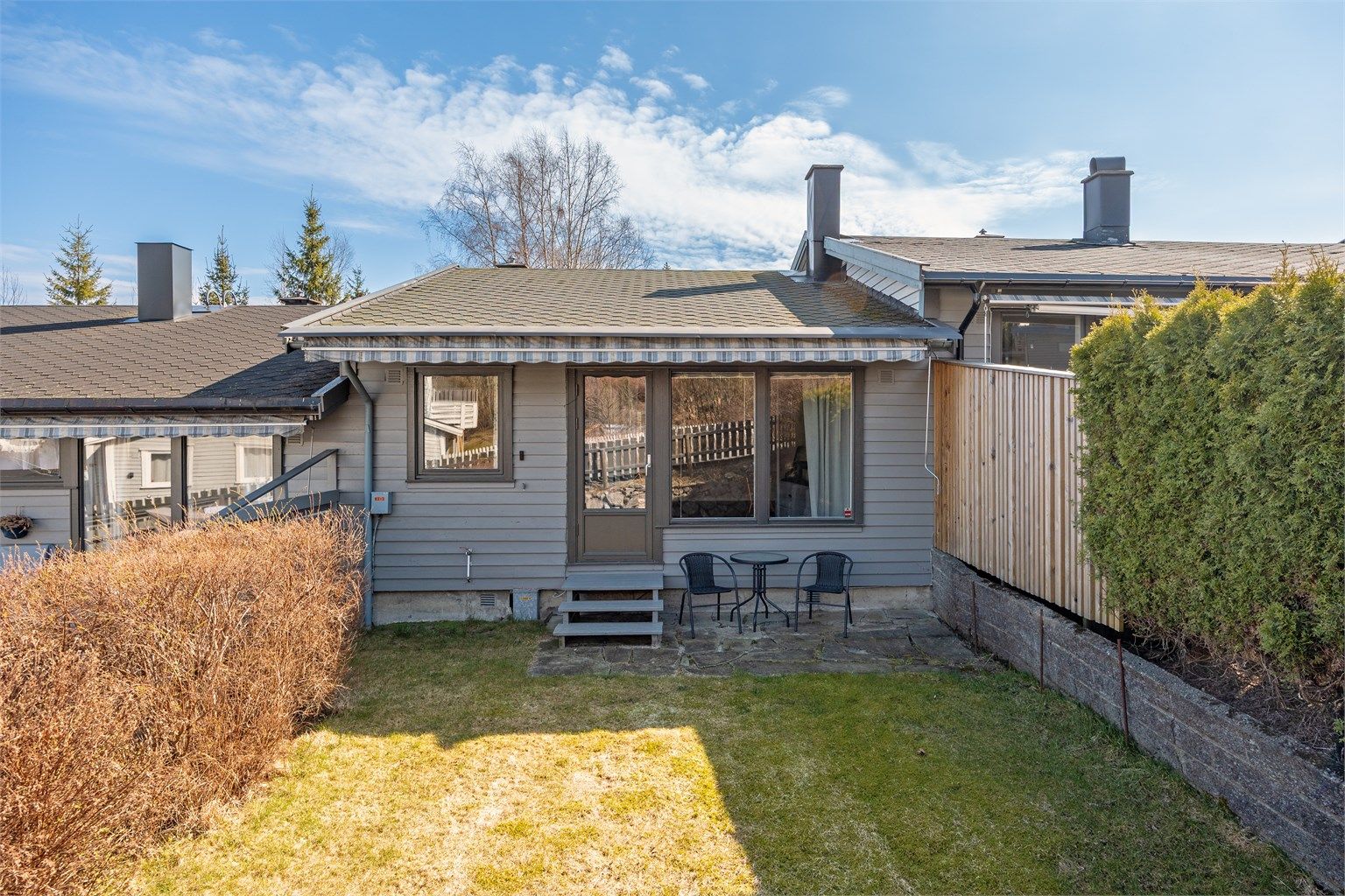 Terrassedøren i tre med to-lags glass er fra 2016.