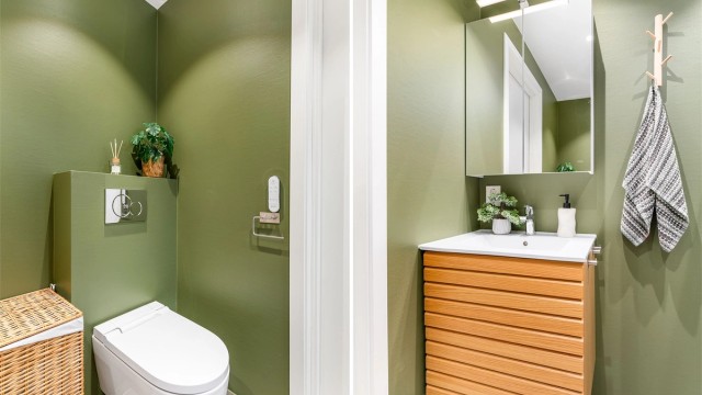 Baderomsmøblene har oppbevaringsplass i både servantskuffer og speilskap. Toalettet har spylefunksjon.