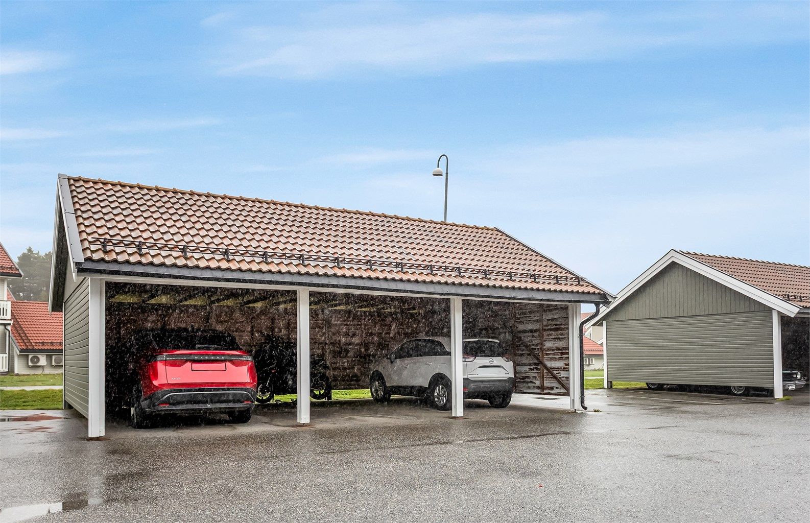 Leiligheten disponerer egen plass i felles carportrekke, med installert elbillader.