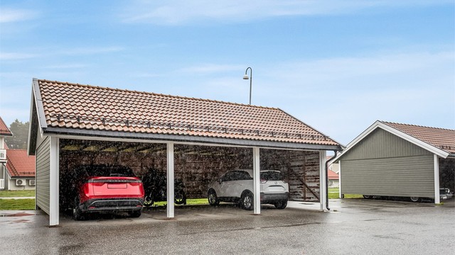 Leiligheten disponerer egen plass i felles carportrekke, med installert elbillader.