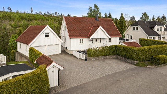 Velkommen til Blåbærveien 12!
Eiendommen har separat leilighet i underetasjen.