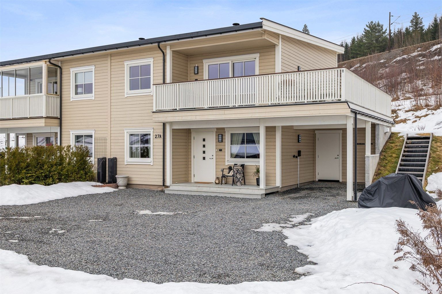 Det er montert el-billader i den integrerte carporten og det er godt med plass til parkering på gårdsplassen. Innenfor carporten har man også en utebod.