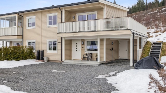 Det er montert el-billader i den integrerte carporten og det er godt med plass til parkering på gårdsplassen. Innenfor carporten har man også en utebod.