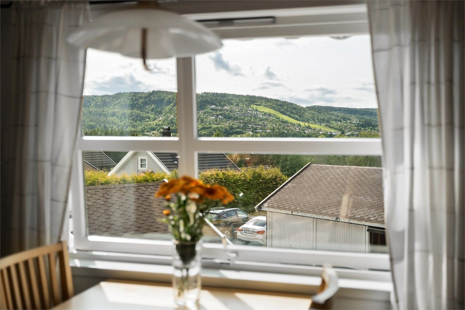 Boligen ligger høyt og fint og kan by på en herlig utsikt og gode solforhold