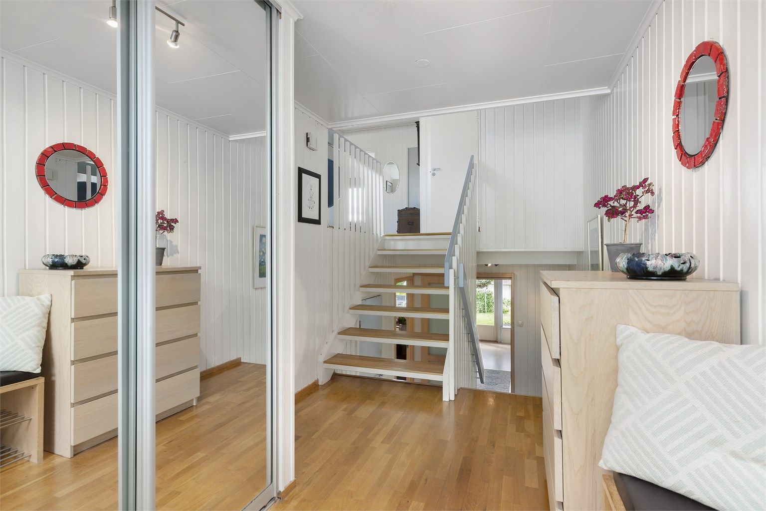 Velkommen inn! Entréen er åpen og luftig med oppbevaringsplass i skyvedørsgarderobe. Boligen har spennende inndeling med 1. etg, halvetg og 2. etg