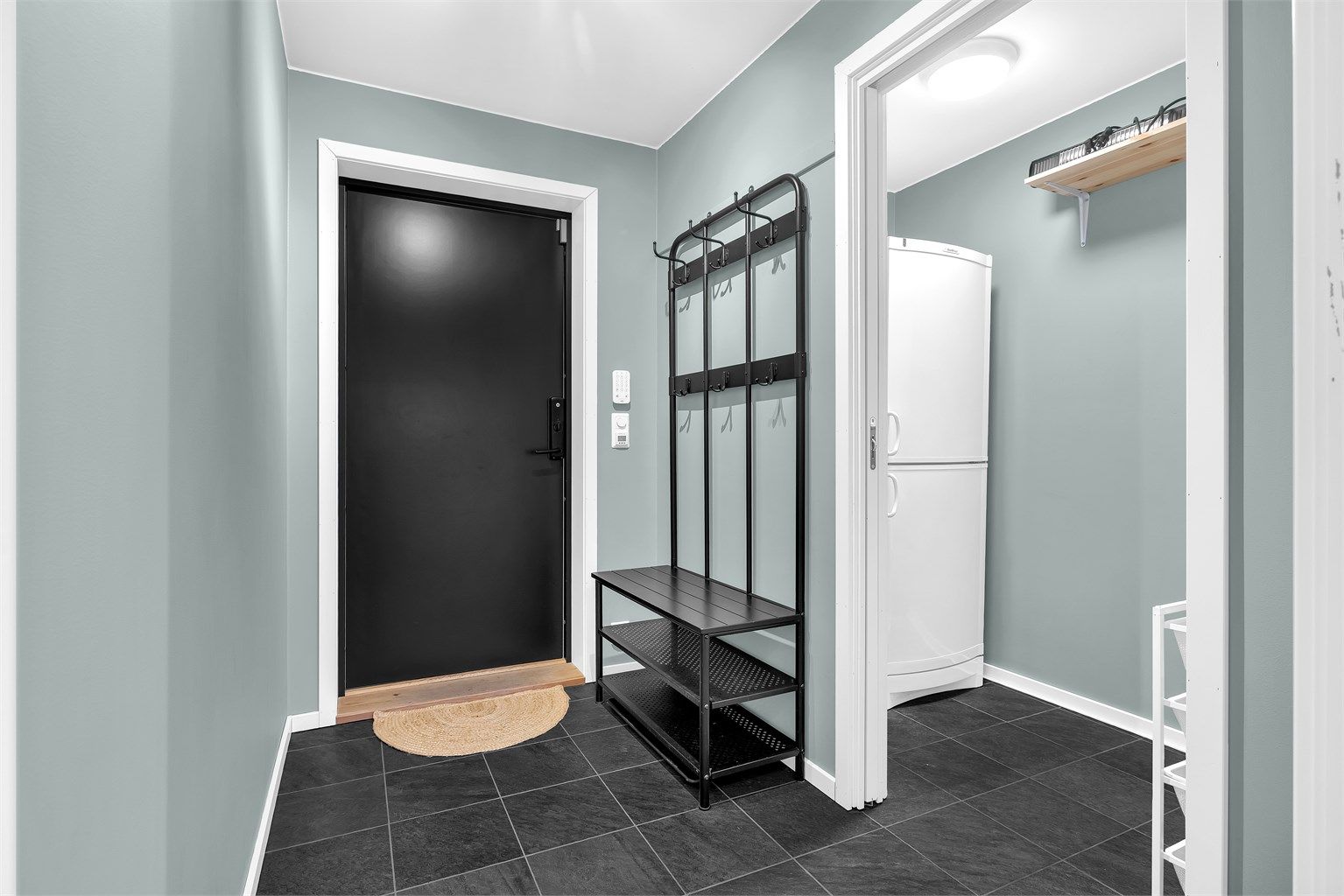 Velkommen inn! Gangen er flislagt med varme i gulvene. Gode oppbevaringsmuligheter med tilgang til bod. 