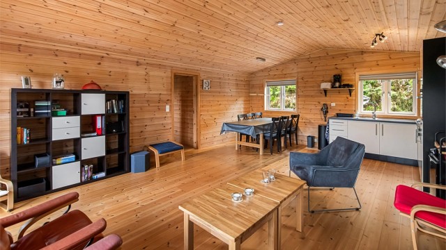 Romslig fellesareal med flere møbleringsmuligheter.