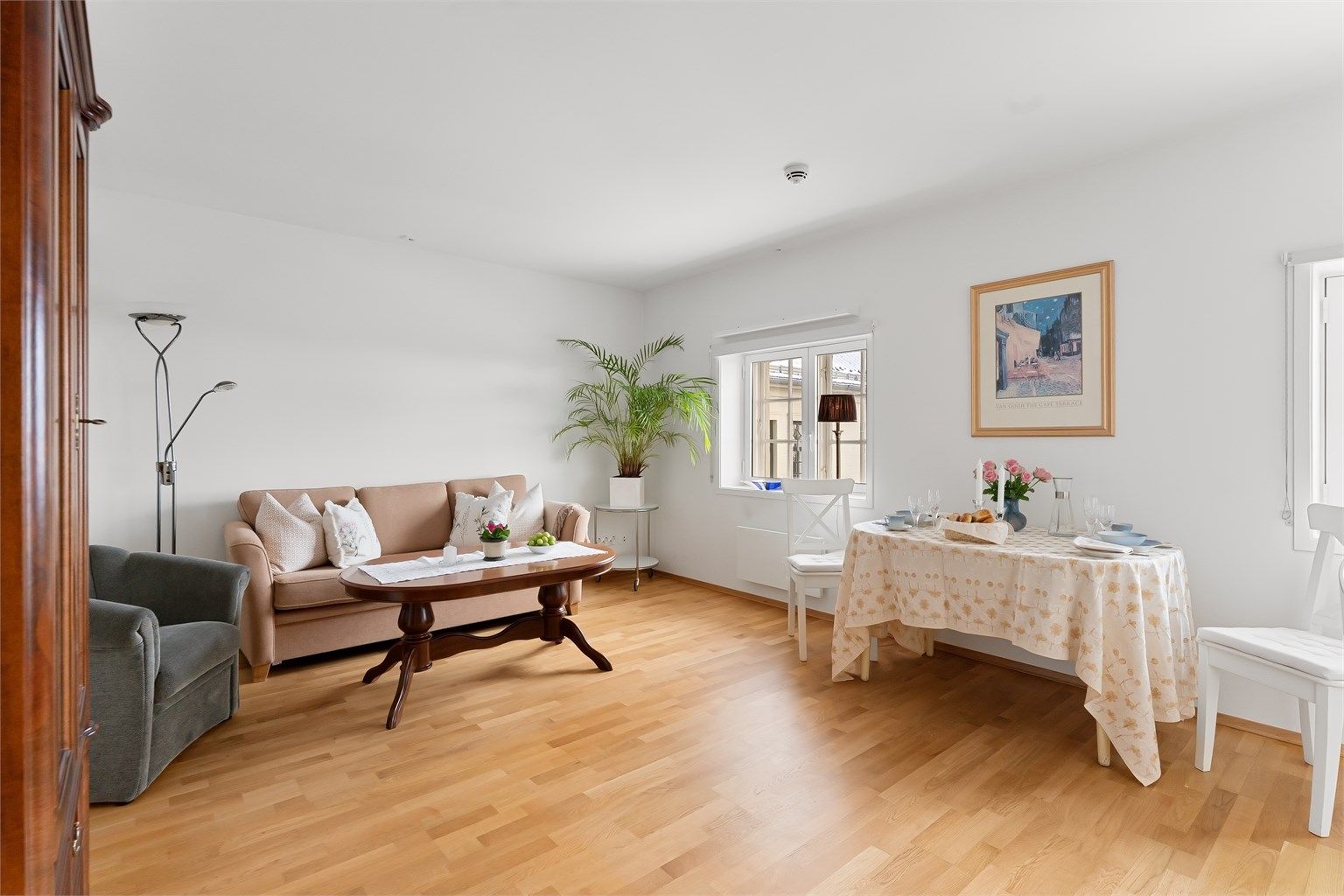 Stuen oppleves lys og luftig hvor det er enkelt å trives