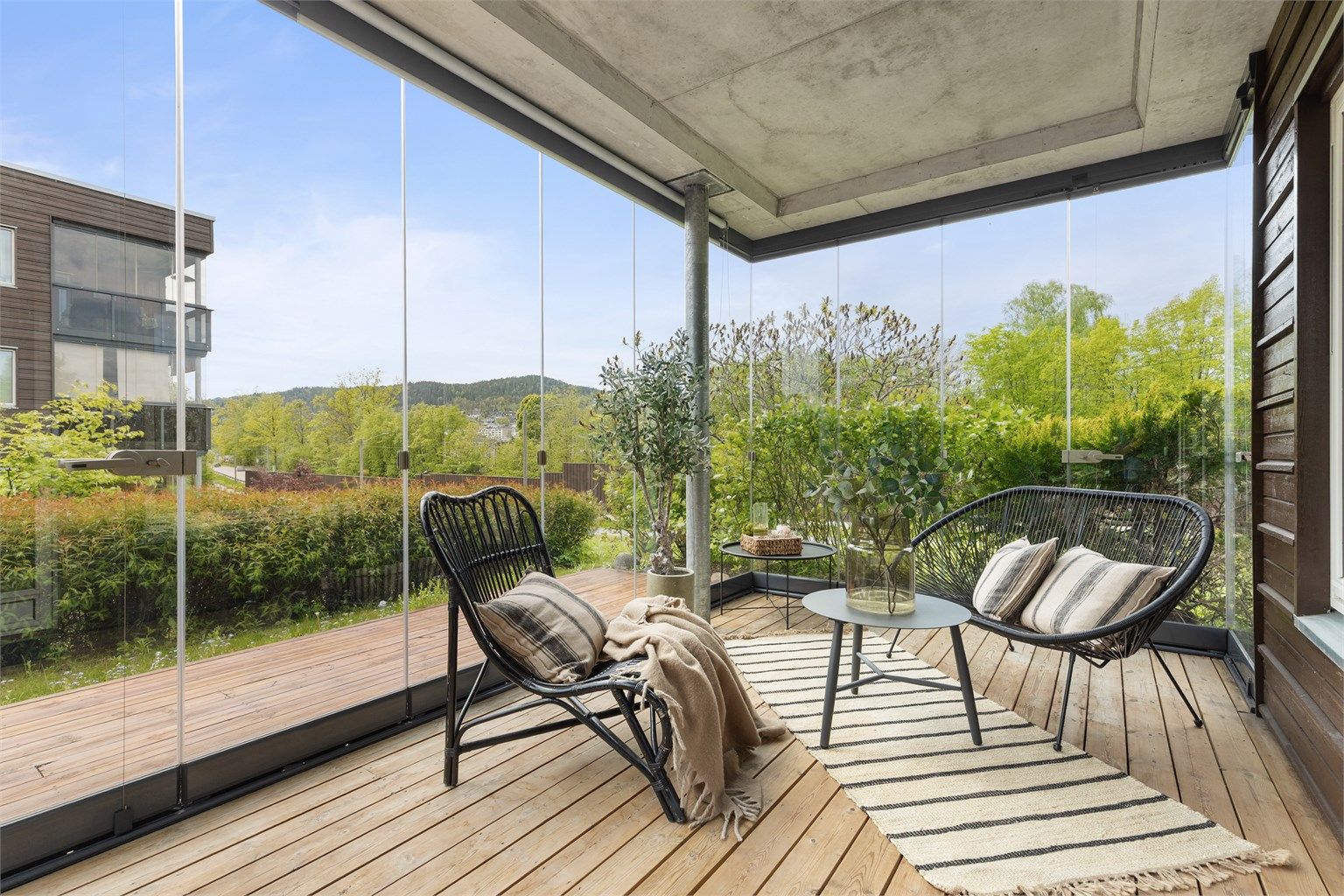 Fra stuen kommer man ut til en innglasset markterrasse på 13 kvm, hvor man kan nyte sommerkveldene