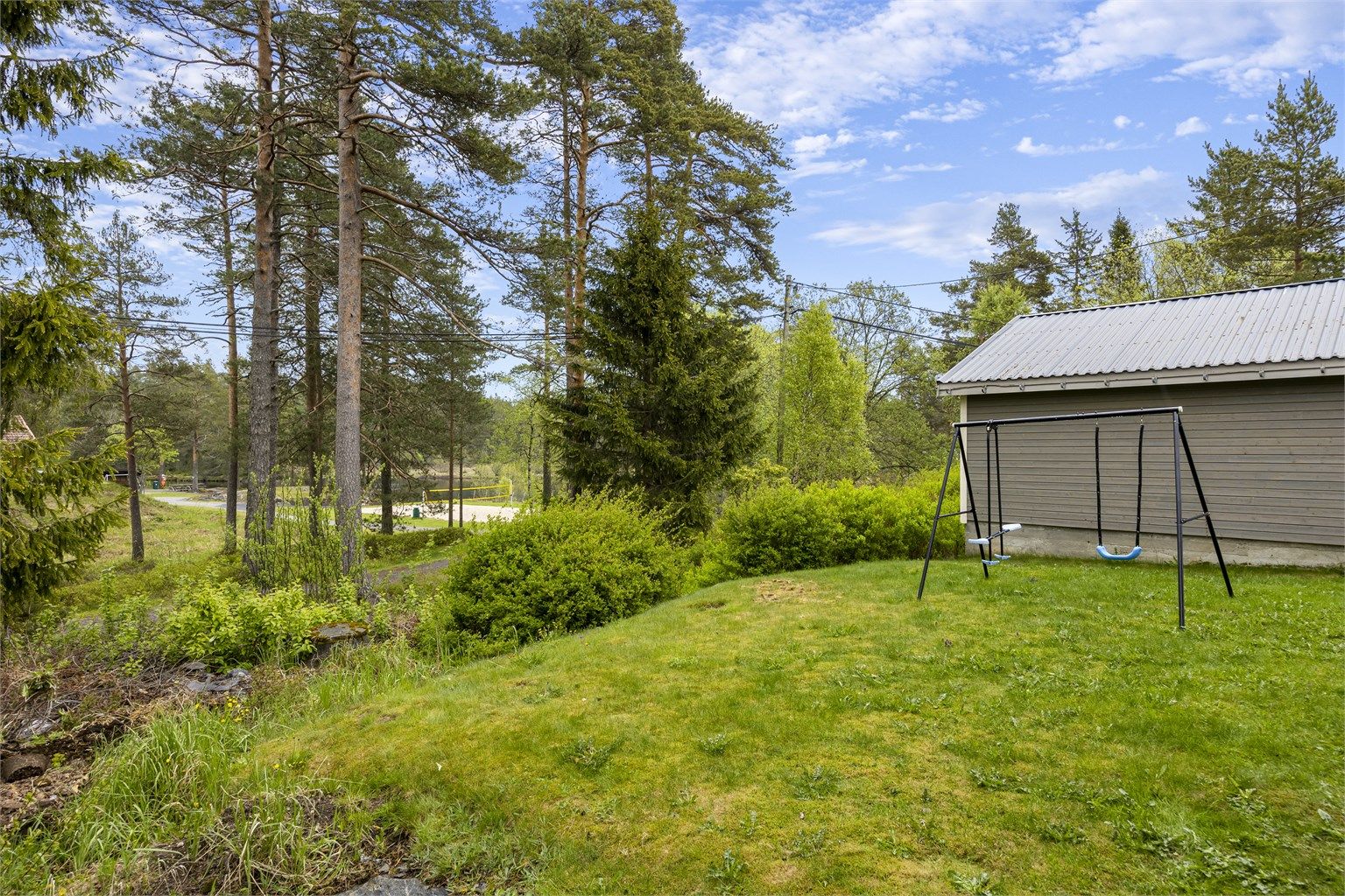 Naturen er en nær nabo, med et rikt utvalg av turstier og rekreasjonsmuligheter rett utenfor døren.
