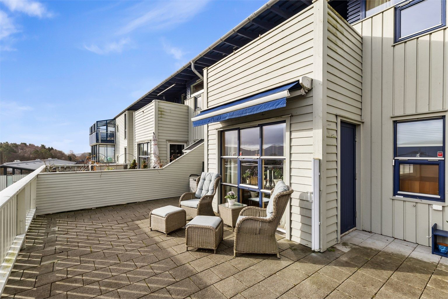 Leiligheten byr på totalt 59 m² med terrasse- og balkongareal, fordelt på flere soner.