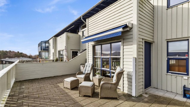 Leiligheten byr på totalt 59 m² med terrasse- og balkongareal, fordelt på flere soner.