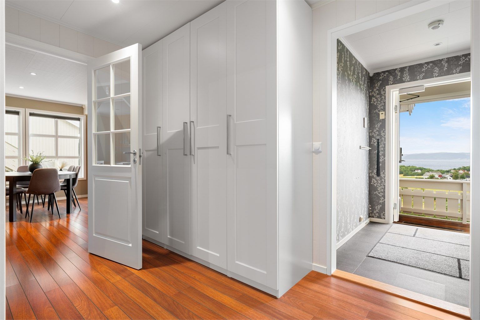 Romslig gang og entré på til sammen 13 kvm med god plass til oppbevaring av yttertøy og sko. 