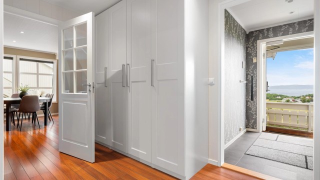 Romslig gang og entré på til sammen 13 kvm med god plass til oppbevaring av yttertøy og sko.