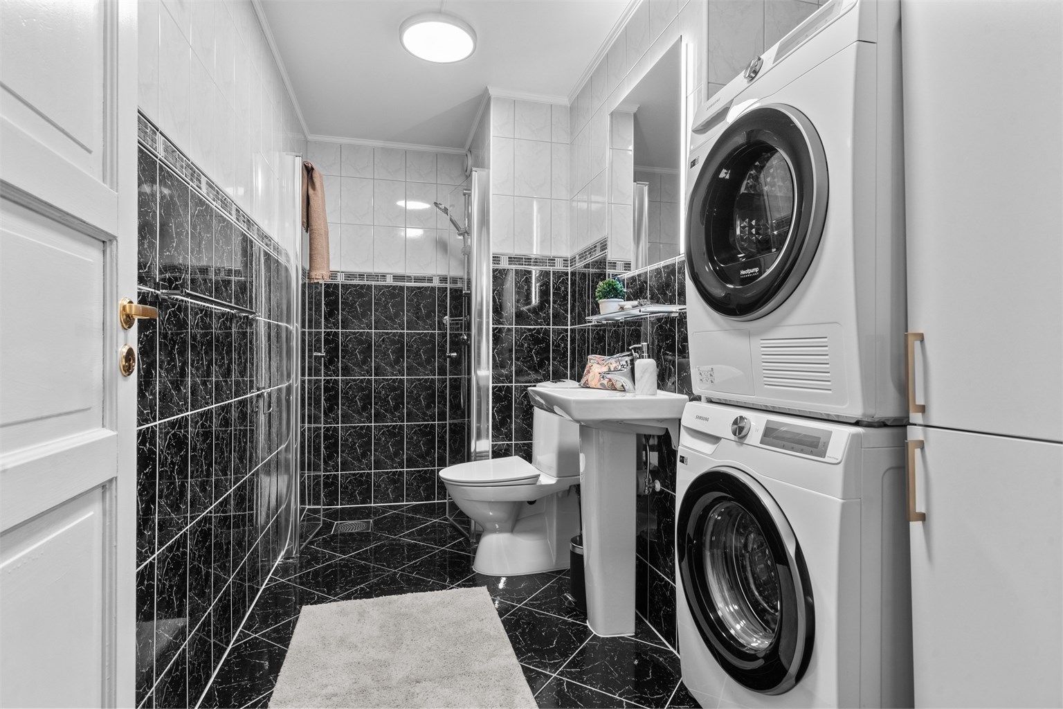 Romslig og lyst baderom rehabilitert i 2011. Flislagte overflater. Baderommet er innredet med bl.a. toalett, servant og egen dusjsone.