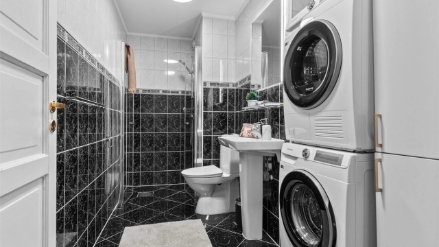 Romslig og lyst baderom rehabilitert i 2011. Flislagte overflater. Baderommet er innredet med bl.a. toalett, servant og egen dusjsone.